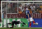 Nikola Žigić postiže vodeći gol za SCG.jpg