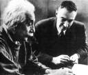 Алберт Ајнштајн и Роберт Јулијус Опенхајмер за време пројекта Менхетн..jpg