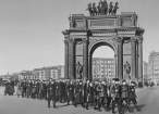 Leningrad_workers_heading_to_the_front.jpg