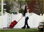 vanessa-hudgens-off-to-meet-zac-02.jpg