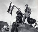Partizan predaje zastavu Novozelandjaninu,Trst,1945..jpg