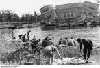 Bundesarchiv_Bild_146-1982-028-14,_'Badeleben'_in_der_Nachkriegszeit.jpg