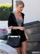 taylor-swift-shows-off-legs-in-tiny-black-shorts-03-435x580.jpg