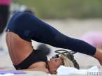 Victoria-Silvstedt-Enjoys-Yoga-On-The-Beach-in-Miami-07-580x435.jpg