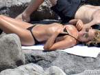 Lara-Bingle-Shows-Off-Her-Bikini-Body-in-Capri-Italy-09-580x435.jpg