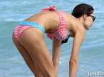 julia-pereira-takes-a-bikini-dip-in-miami-02-580x435.jpg