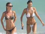 julia-pereira-and-olga-kent-bikini-together-on-the-beach-in-miami-08-580x435.jpg