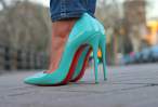05-street style-aquamarine-so kate-louboutin-ysl-ring-white-coat-heels-studded-clutch-con dos tacones.JPG