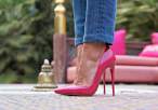 03-street style-louboutin-so kate-pink-patent-heels-red soles-el gabinete de las maravillas-parfois-clutch-con dos tacones- c2t.JPG