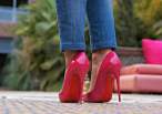 06-street style-louboutin-so kate-pink-patent-heels-red soles-el gabinete de las maravillas-parfois-clutch-con dos tacones- c2t.JPG