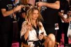 Behati_Prinsloo_Backstage_Victoria_Secret_mqKIrxctsXsx.jpg
