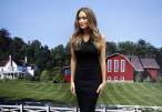 25852BAD00000578-2946507-Greener_pastures_Hannah_posed_in_front_of_a_backdrop_featuring_a-a-139_1423522715911.jpg