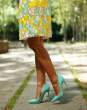 05-street style-spring-poete-evento-flowers-yellow-aquamarine-dress-so kate-christian louboutin-aquamarine-patent-heels-yellow clutch-con dos tacones-c2t.jpg